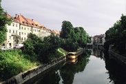 KOLESARIMO PO CENTRU LJUBLJANE in PLUJEMO PO LJUBLJANSKEM BARJU KOLESARIMO PO CENTRU LJUBLJANE in PLUJEMO PO LJUBLJANSKEM BARJU