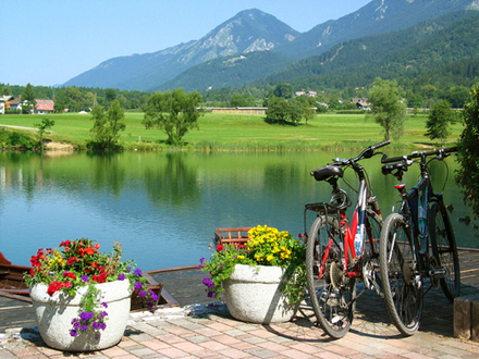 Siete interessati a passare il tempo libero sul bellissimo lago con la vista sulle montagne? Siete interessati a passare il tempo libero sul bellissimo lago con la vista sulle montagne?