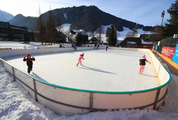 Drsališče Kranjska Gora (med hoteloma Larix in Kompas) Drsališče Kranjska Gora (med hoteloma Larix in Kompas)