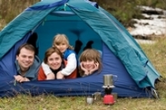 Machen Sie einen Campingurlaub – günstig, aufregend und in der Natur 